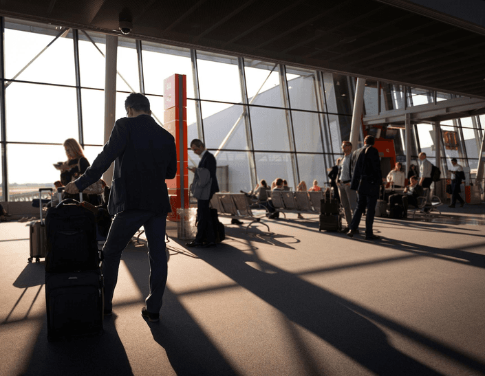 Pasażerowie oczekujący w terminalu lotniska