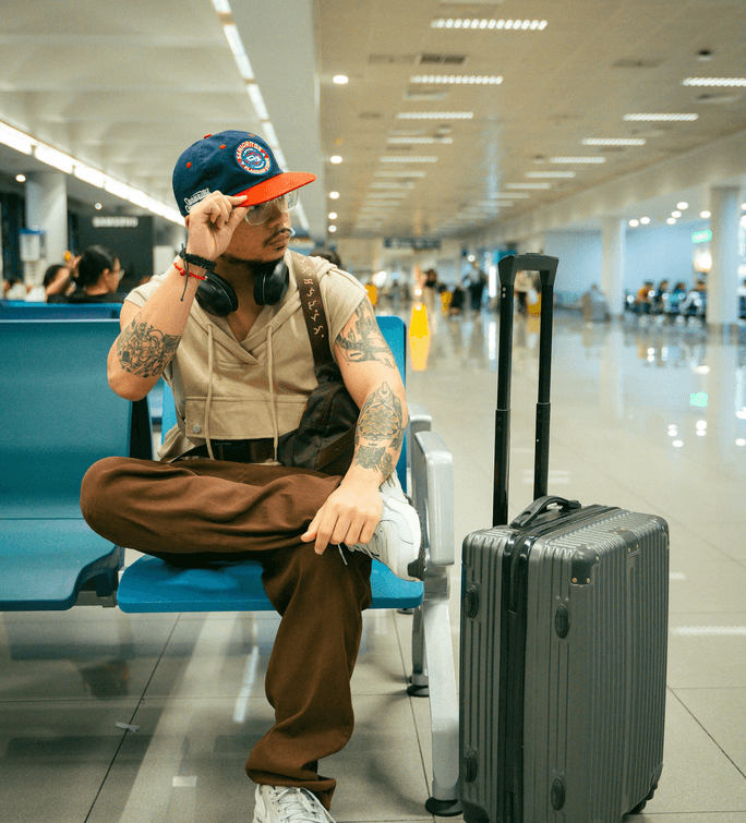 Podróżny z walizką w strefie odlotów